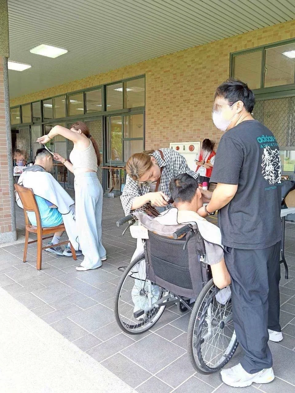 義剪現場,夥伴互相協助完成服務