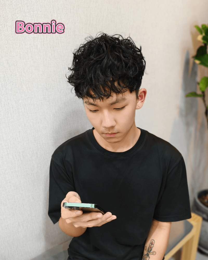 羊毛捲受到越來越多男生青睞, 在於自然效果呈現,大膽的立體捲度 羊毛捲-沙鹿燙髮推薦
