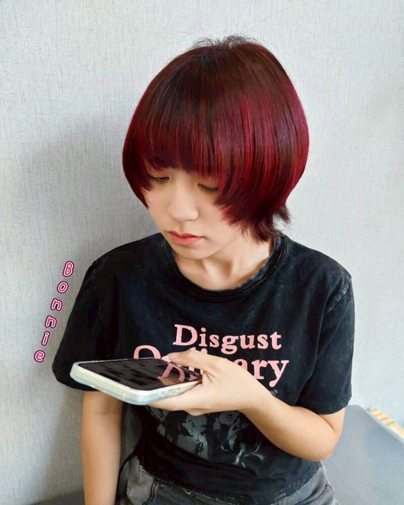 歐美線條短髮,在光線下透出紅潤感,暗處更沉穩內斂,被稱為「胭脂紅短髮」,質感高雅又溫柔。 胭脂紅染髮-沙鹿染髮推薦