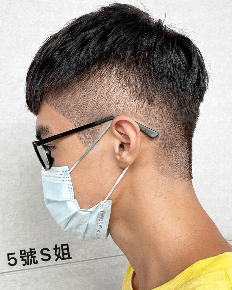 墨綠色,不挑人不挑色的經典髮色 ,顯白髮色之一 墨綠色-北勢染髮推薦
