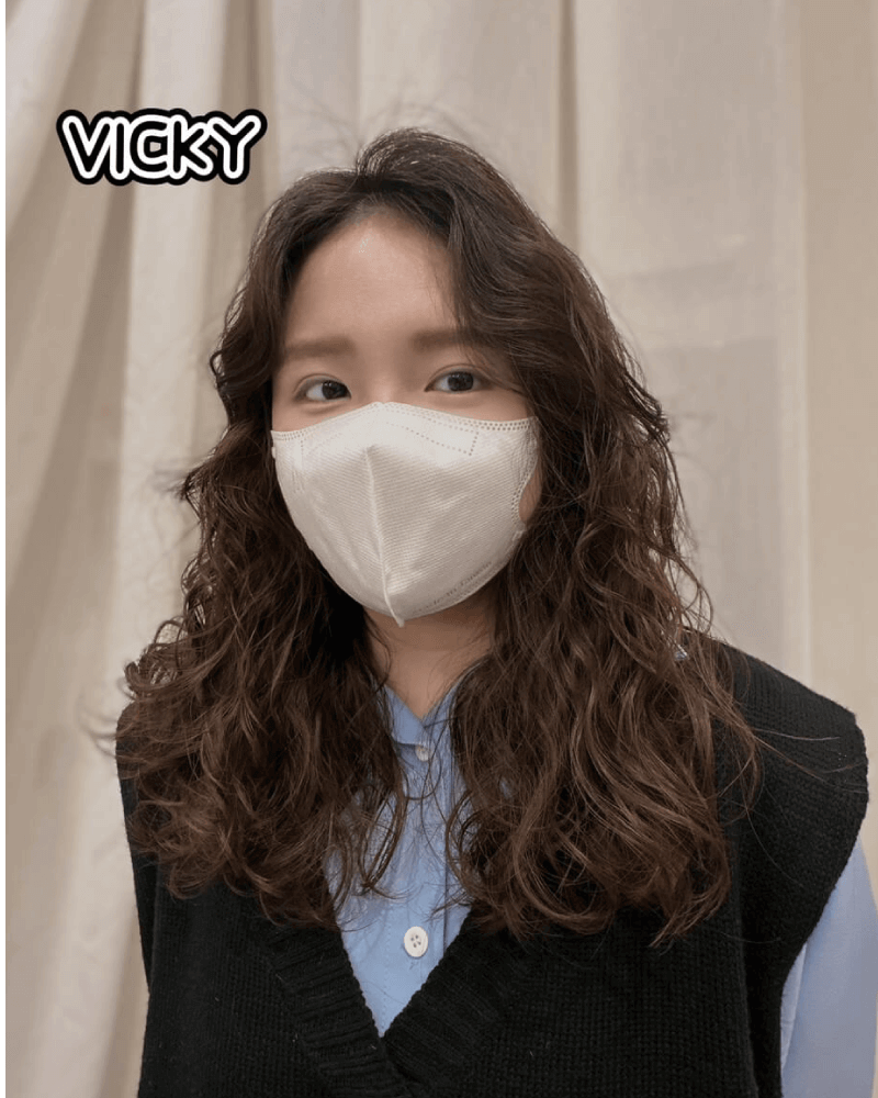 復古歐美羊毛捲,卷度比較小且立體,整體髮型偏蓬鬆可愛,可以修飾頭型與臉型。搭配慕斯與烘罩就可以立即出門。 羊毛捲-北勢燙髮推薦