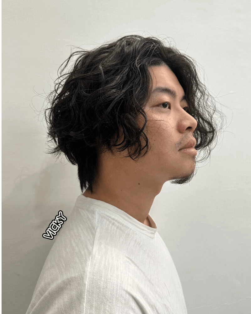 日式慵懶感,髮型的特色在於髮絲呈現微微的波浪狀,讓頭髮看起來更有層次感和自然感,選用慕斯搭配烘罩即可 日式慵懶感-北勢燙髮推薦