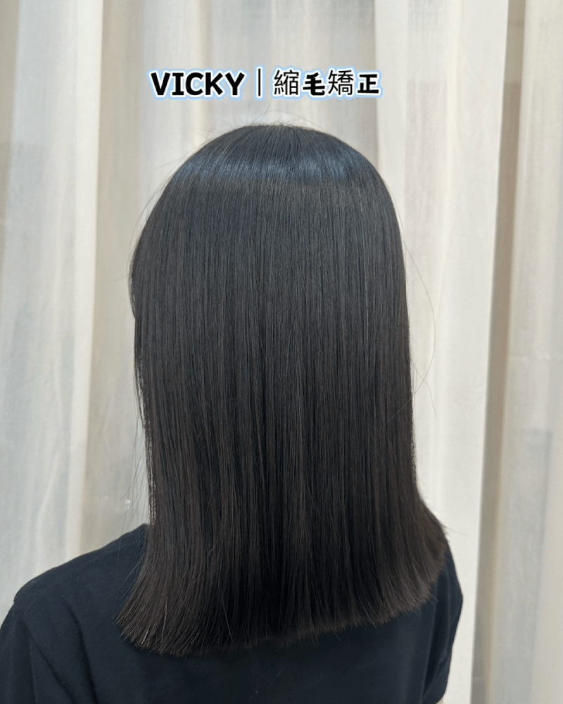 縮毛矯正,自然捲的姐妹,縮毛矯正後的頭髮會變得光澤,所以有些人會誤以為他是護髮的一種,但它還是屬於燙髮,所以縮毛矯正後一樣要多做護髮,來避免燙後頭髮毛躁造成分岔 縮毛矯正-北勢燙髮推薦