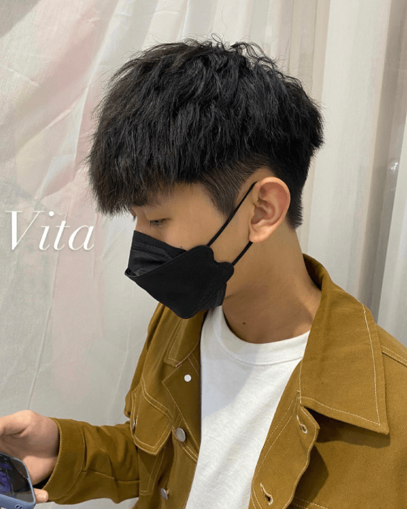 《男士束狀紋理燙、碎蓋髮型》束狀紋理燙自然碎蓋蓬鬆,不會很炸,輕鬆好打理,頭髮長度八公分以上即可嘗試此款燙髮。 男士紋理燙-北勢燙髮推薦