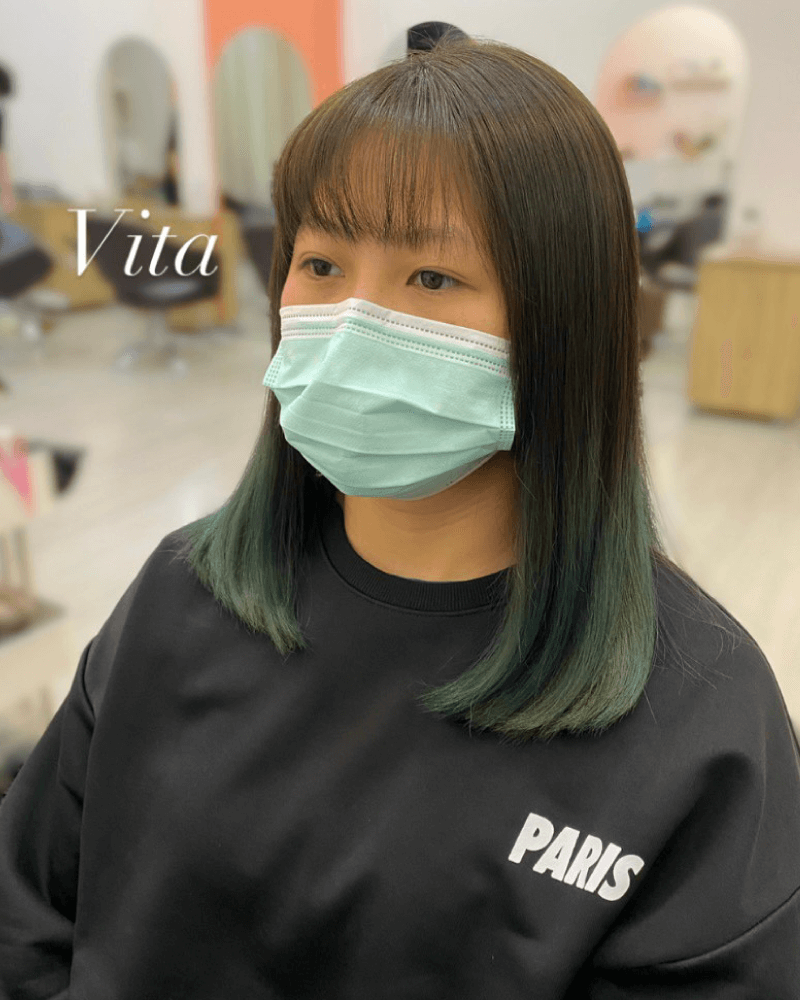 《女生縮毛矯正、雙色染》自然捲救星縮毛矯正,亞麻綠搭配髮尾湖水綠,讓頭髮視覺更有層次感。 縮毛矯正-北勢燙髮推薦
